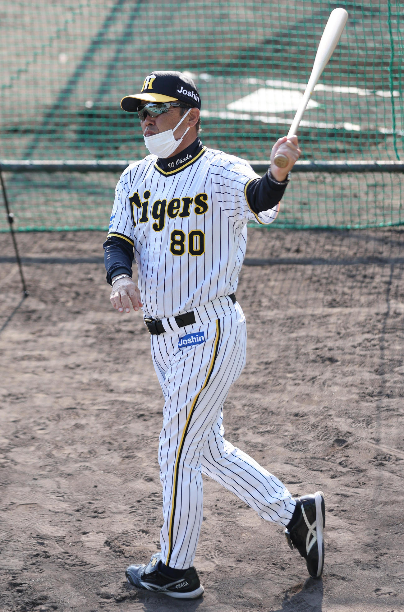 素振りをする阪神岡田監督（撮影・前田充）