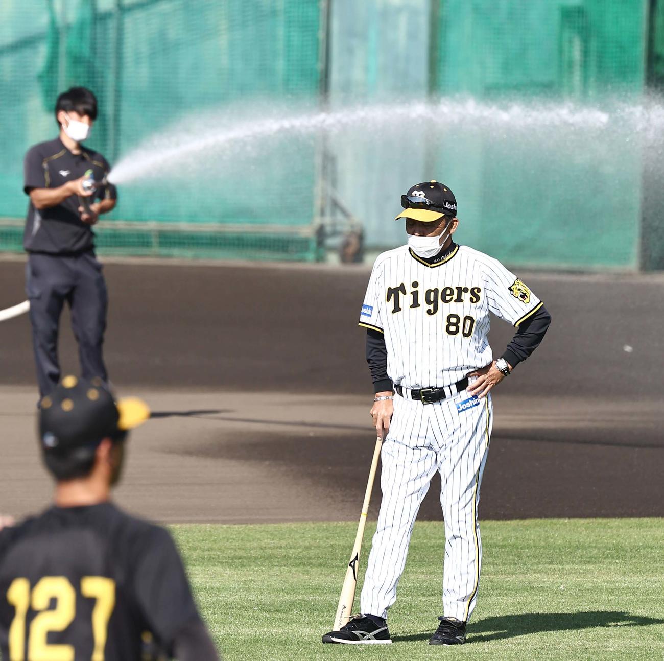 グラウンドで選手を見守る岡田監督（撮影・上田博志）