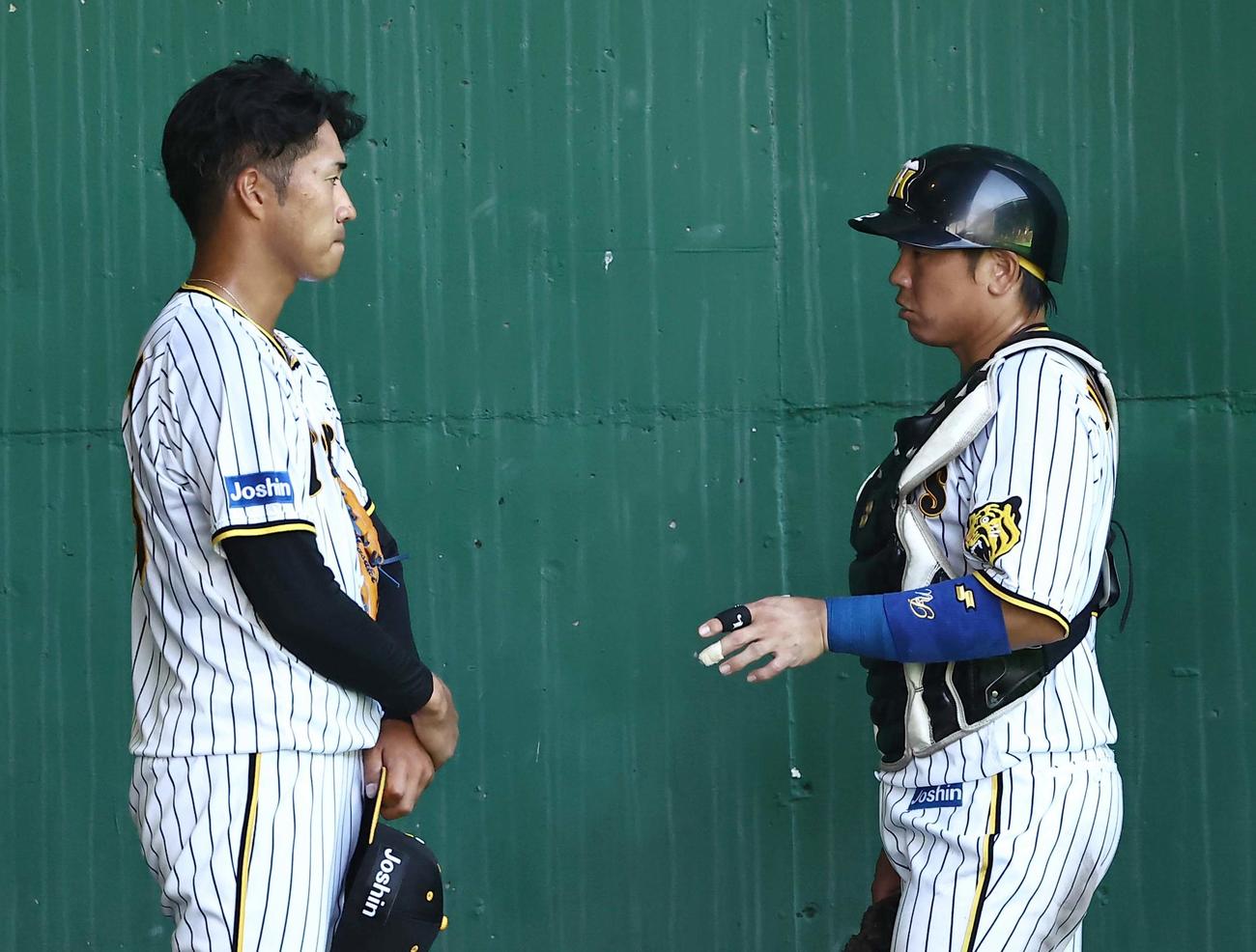 投球練習を終えた岩田（左）に声を掛ける梅野（撮影・上田博志）