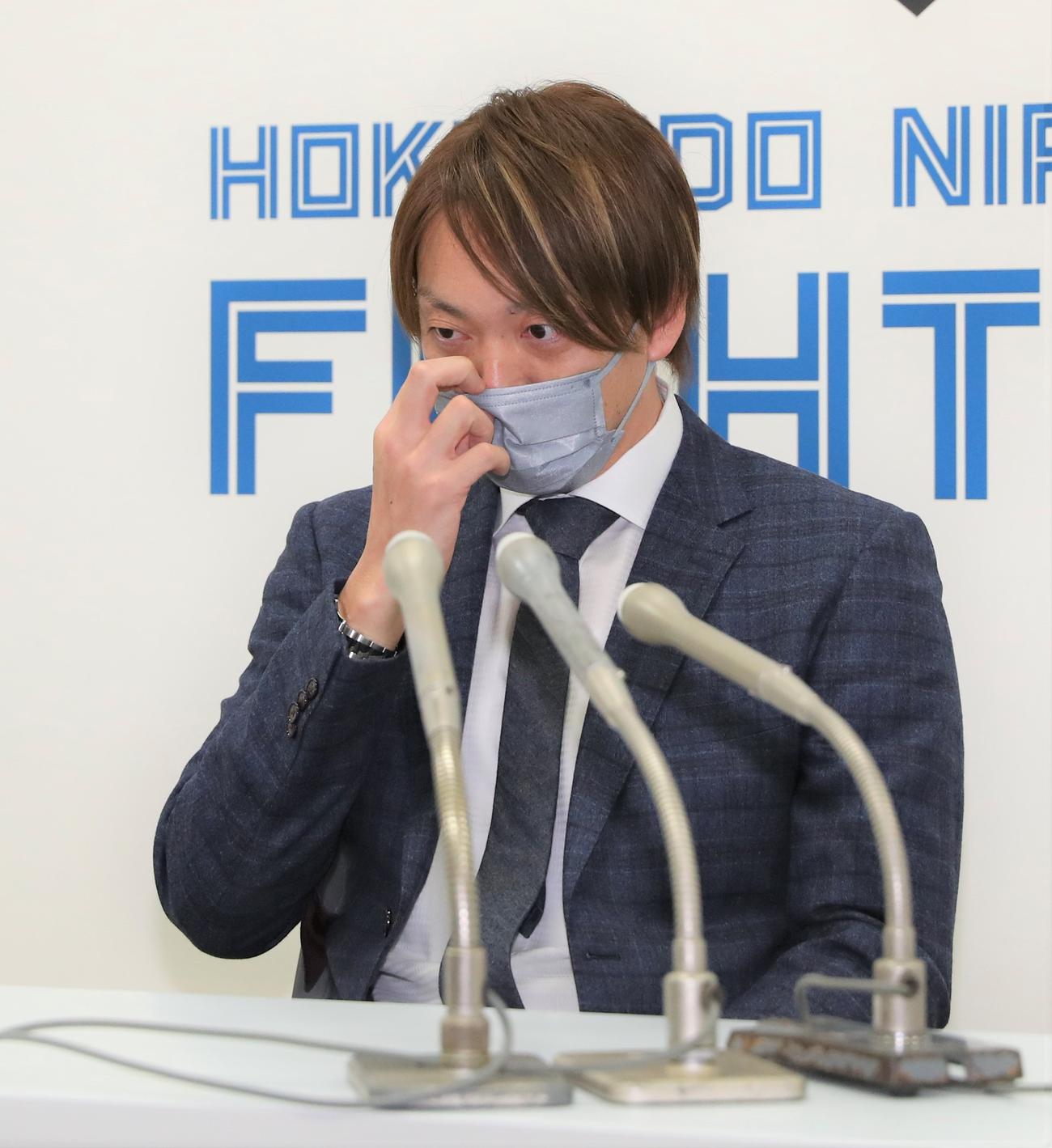 契約更改を終え会見する日本ハム宮西（撮影・黒川智章）