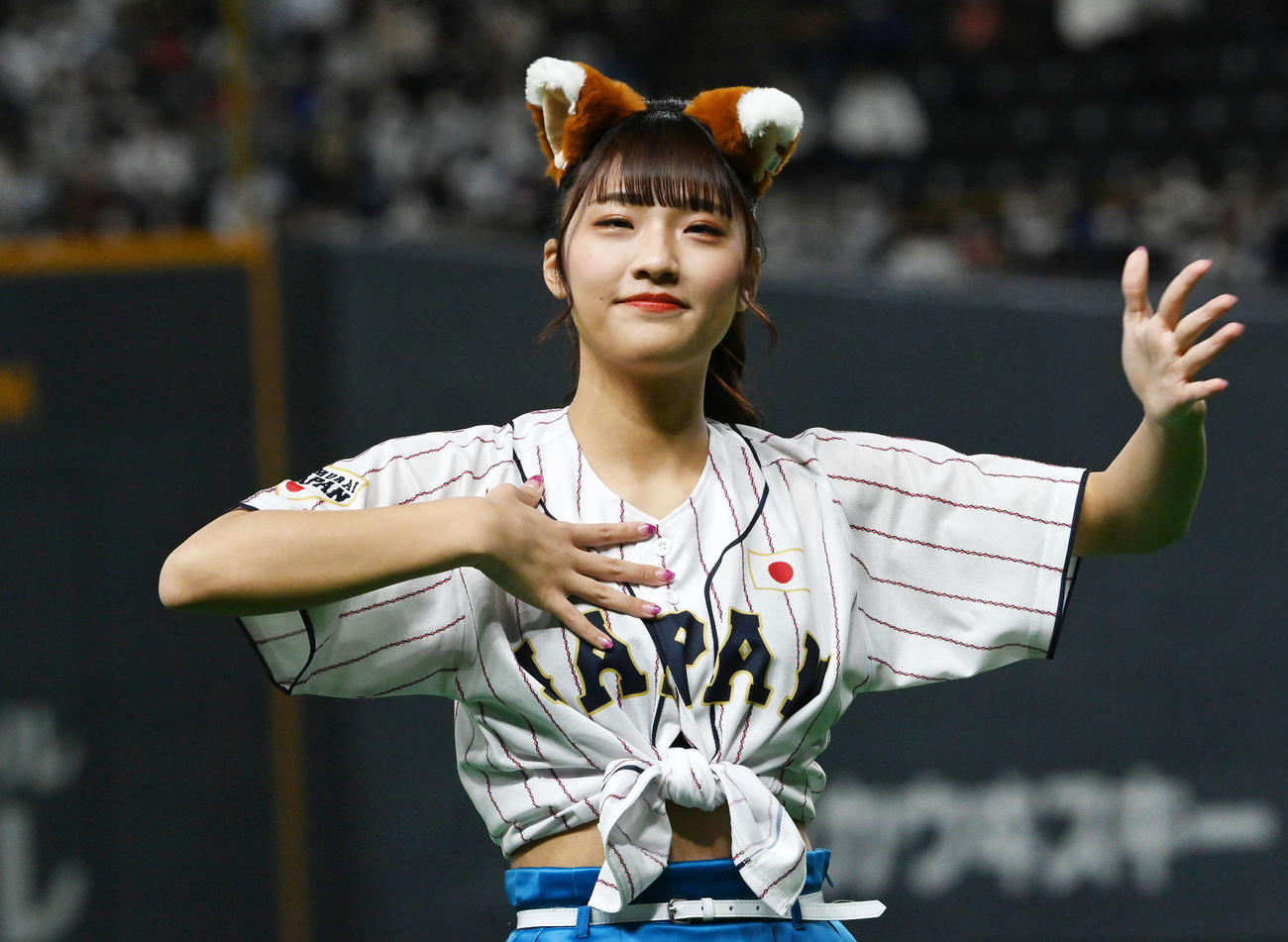 22年11月9日、侍JAPANのユニホームで「きつねダンス」を踊るファイターズガールズの工藤彩音さん