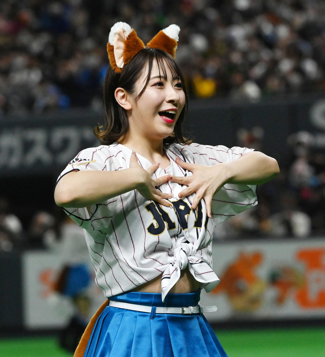 22年11月9日、侍JAPANのユニホームで「きつねダンス」を踊るファイターズガールズの吉田桃子さん