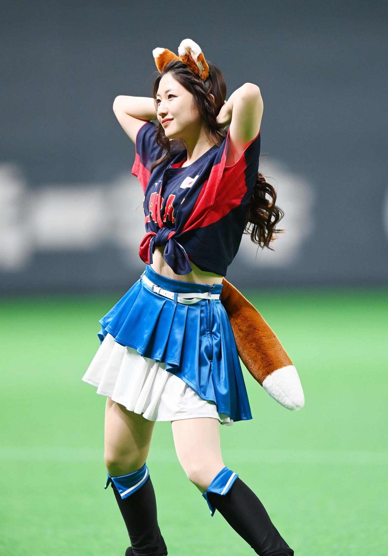 22年11月10日、侍JAPANのユニホームで「きつねダンス」を踊るファイターズガールズの桑原優香さん