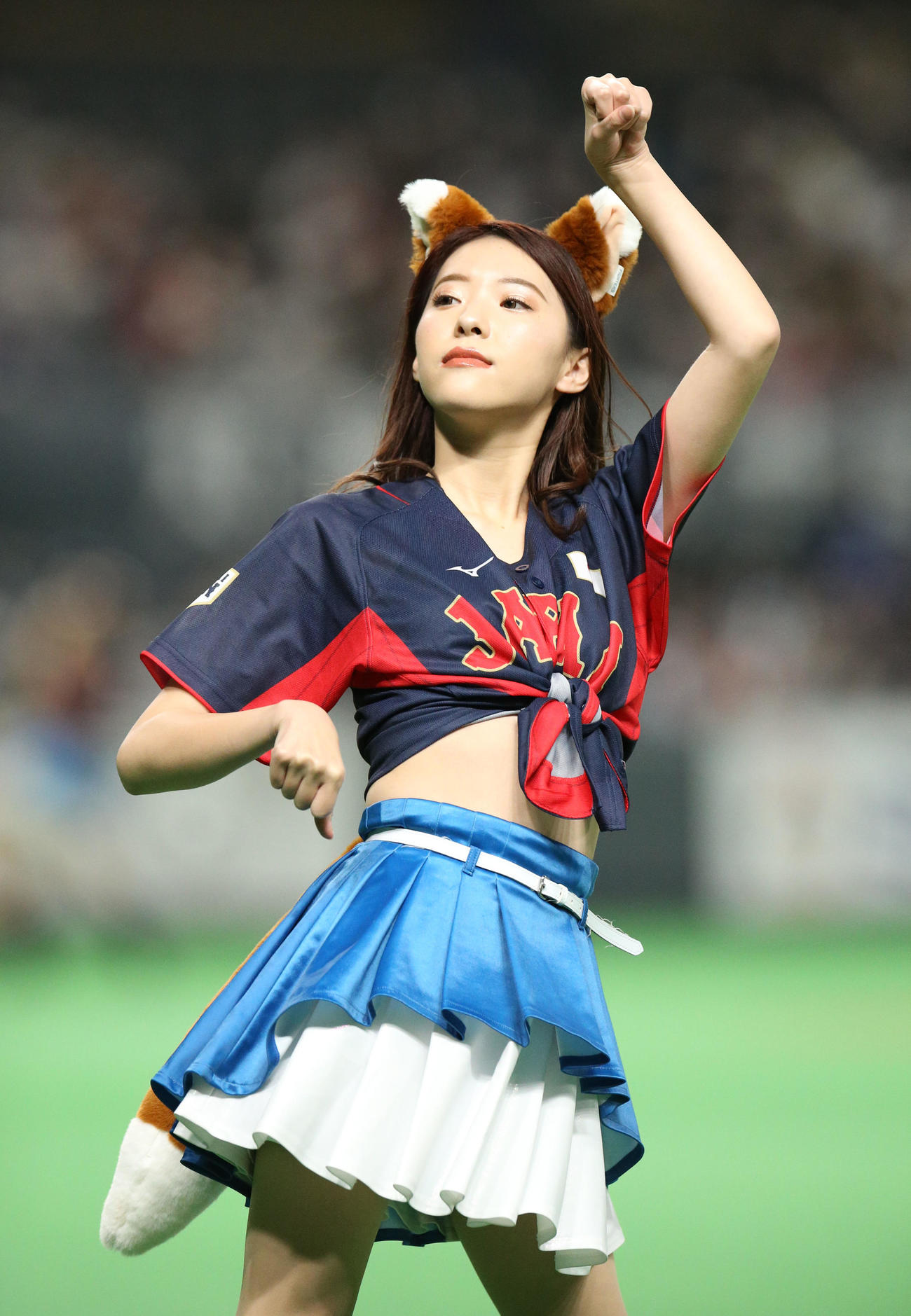 22年11月10日、侍ジャパン仕様のコスチュームで「きつねダンス」を踊るファイターズガールの中空百香さん