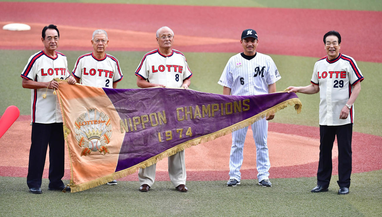 ロッテ対ソフトバンク　74年の日本一のペナントを手にする、左から木樽氏、山崎氏、有藤氏、井口監督、村田氏（2020年8月22日撮影）