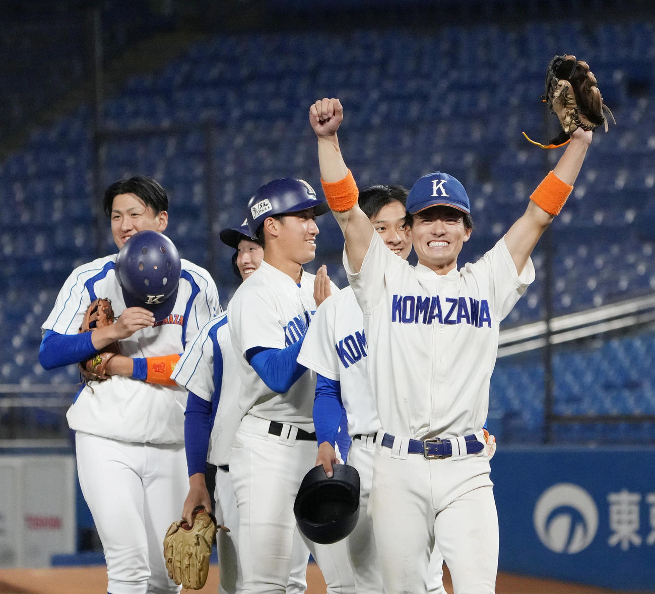 駒大対専大　1部残留を決めスタンドに向かってバンザイする林琢（右）ら駒大ナイン（撮影・小沢裕）