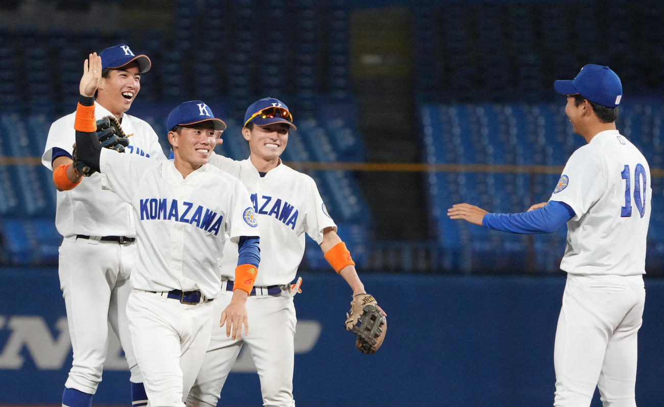 駒大対専大　1部残留を決め笑顔を見せる林琢真（中央）ら駒大ナイン（撮影・小沢裕）
