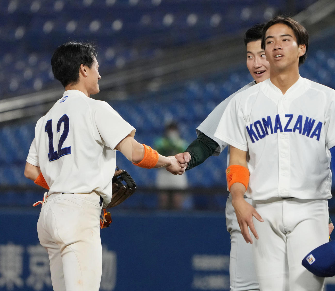 駒大対専大　専大3番手で登板した菊地吏（中央）は1部残留を決めた駒大・林琢（左）と健闘をたたえ合う（撮影・小沢裕）