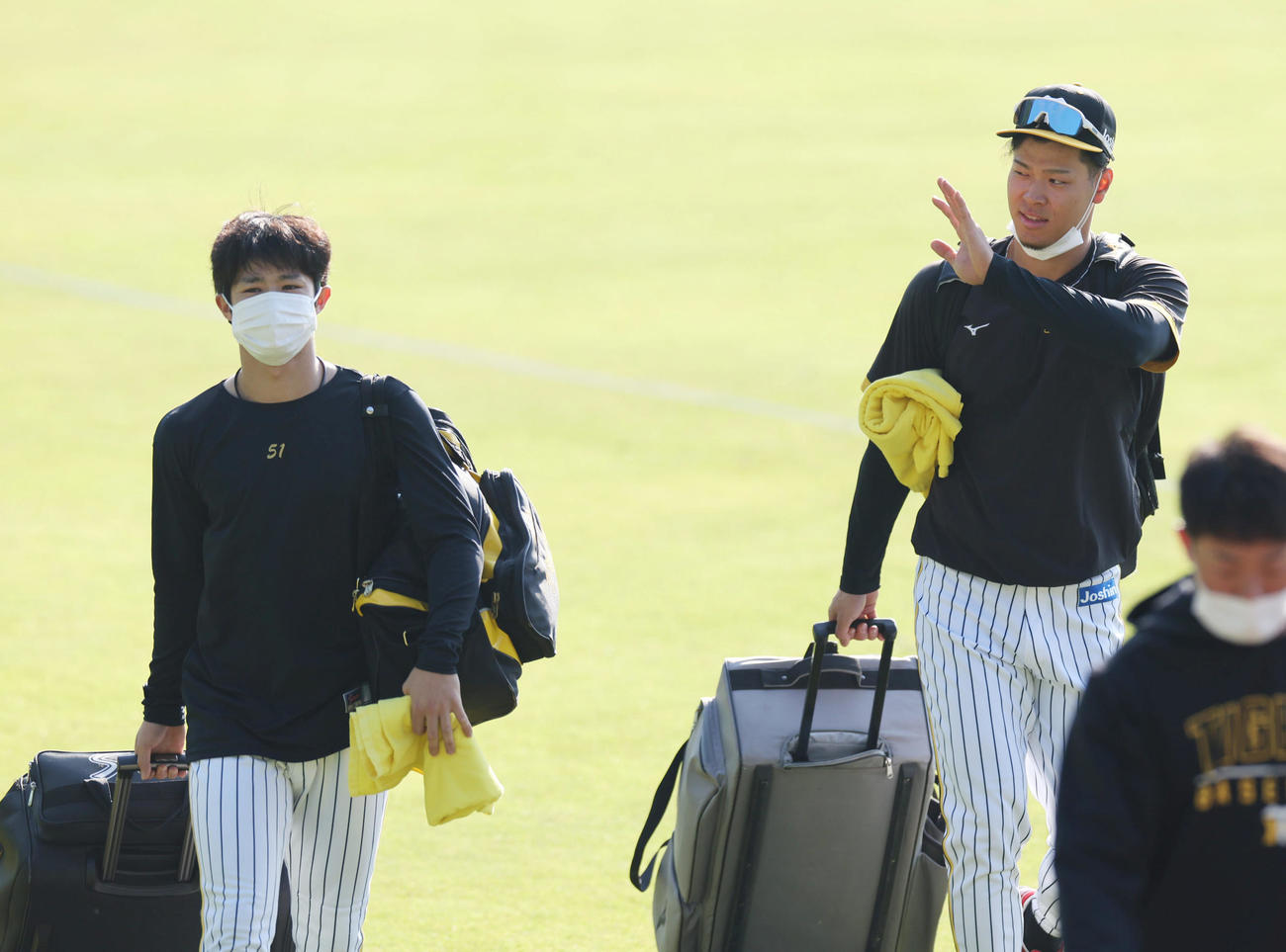 チームに合流した阪神中野（左）と佐藤輝（撮影・前田充）