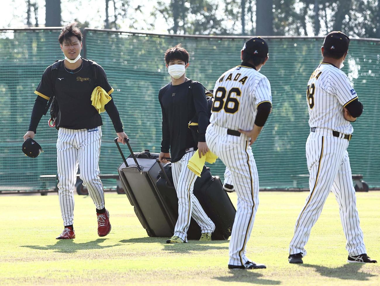 佐藤輝（左）と中野は安芸市営球場に入り平田ヘッドコーチ（右）と和田2軍監督にあいさつをする（撮影・上田博志）