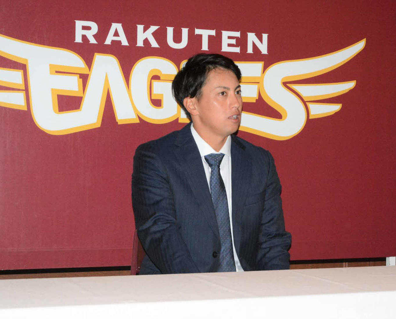 契約更改交渉を終え、取材に答える楽天小郷