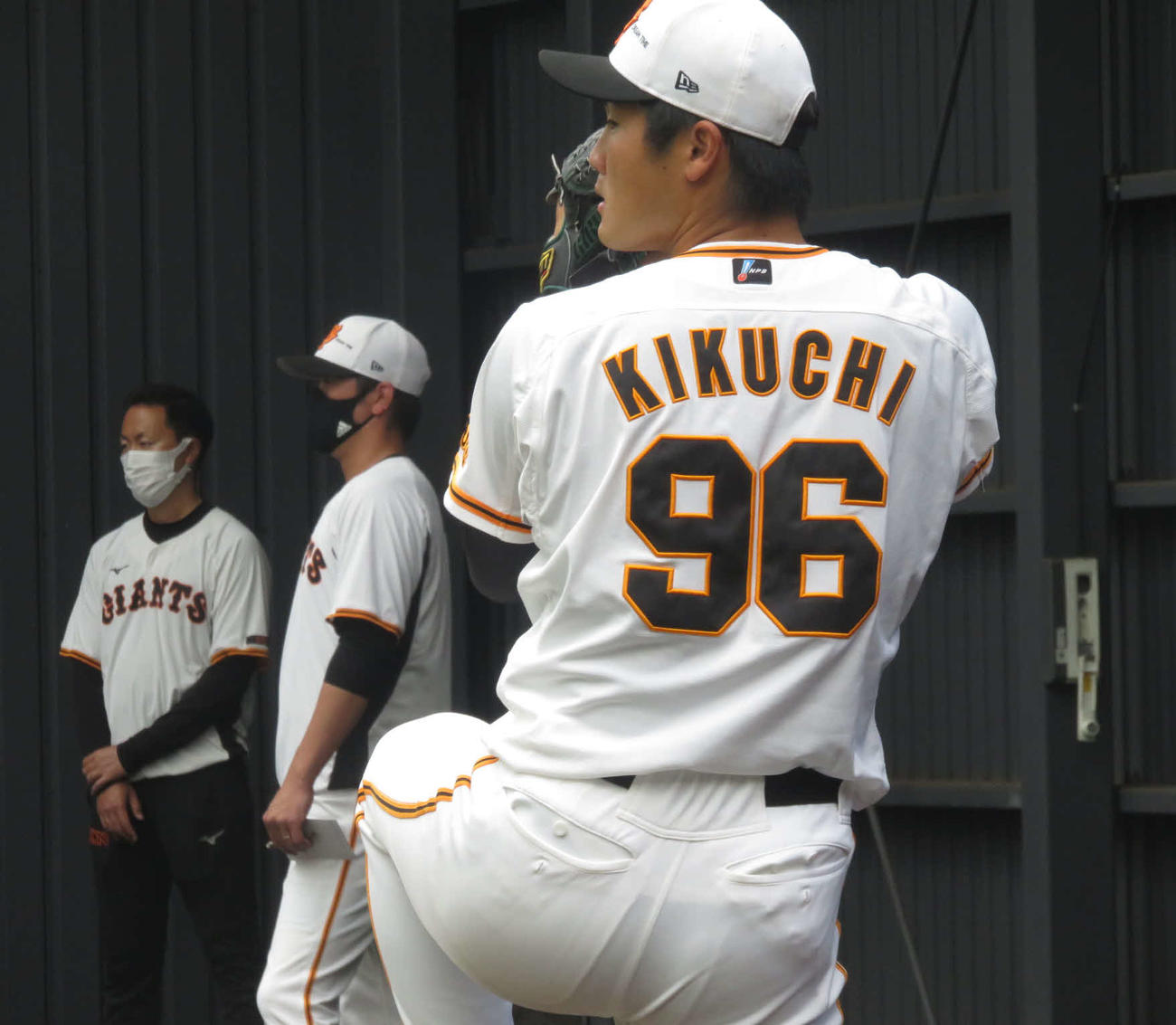 秋季キャンプでブルペン入りした巨人菊地（撮影・小早川宗一郎）