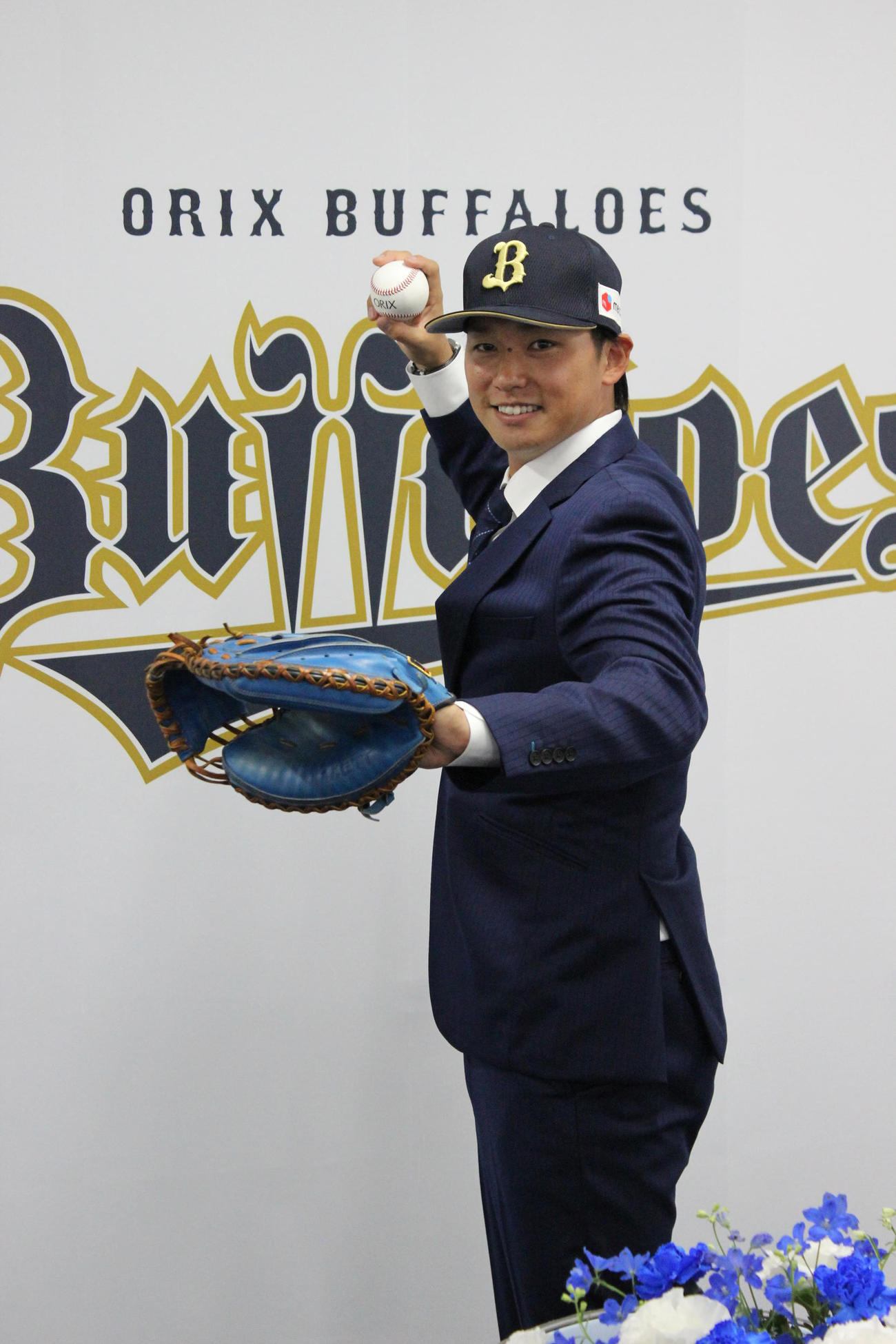 オリックス入団会見でポーズをとる石川亮＝2022年11月12日（撮影・柏原誠）