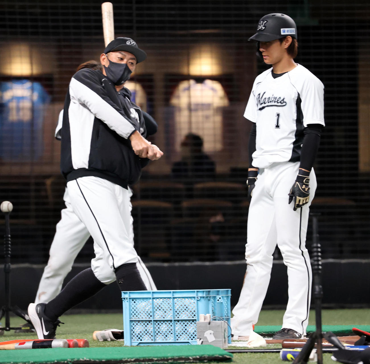 ロッテ藤原恭大（右）と福浦和也打撃コーチ（2022年4月20日撮影）