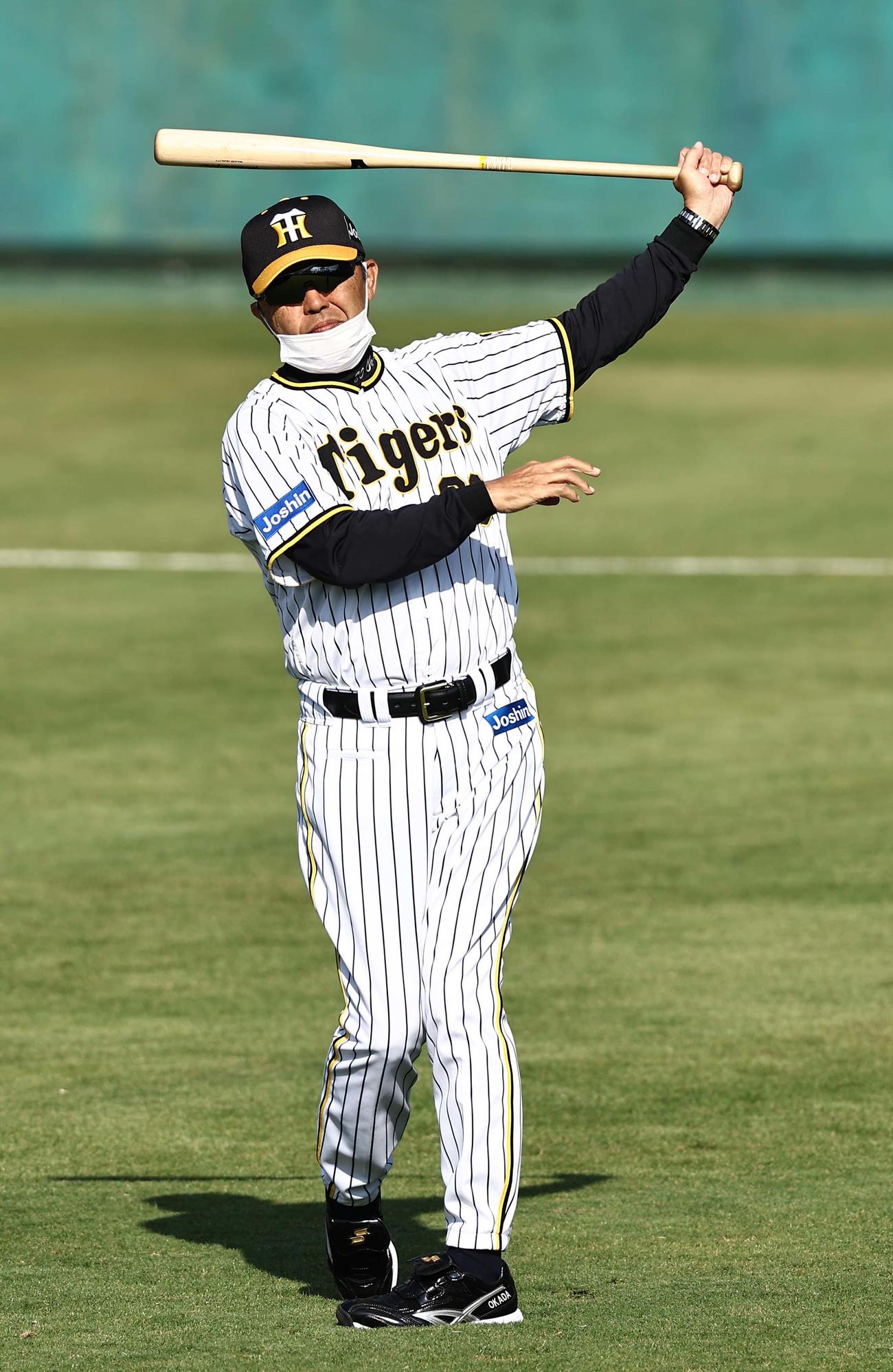 外野で素振りをする岡田監督（撮影・上田博志）