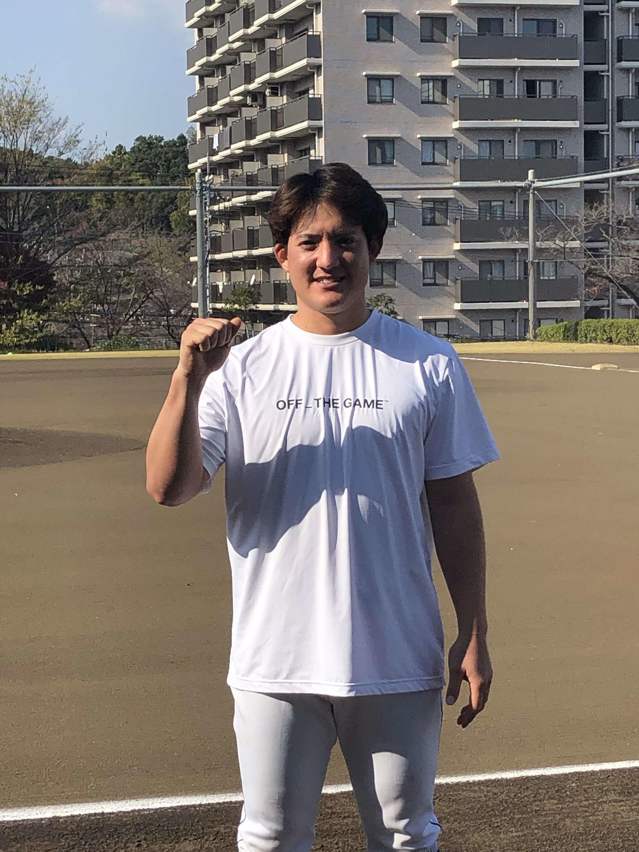 右拳を握る西武与座（撮影・上田悠太）