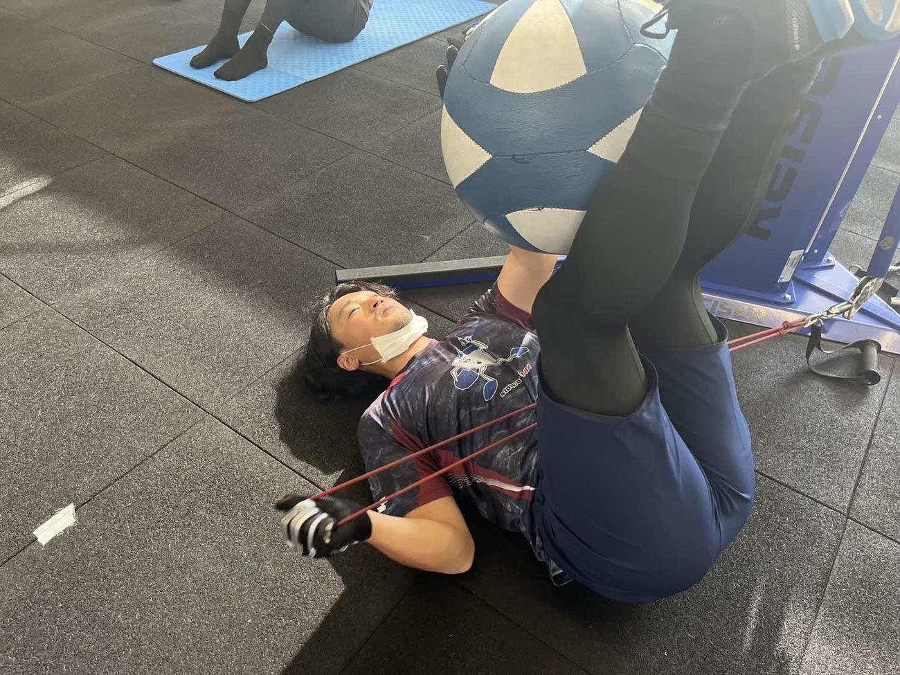 室内でトレーニングするDeNA石田（球団提供）