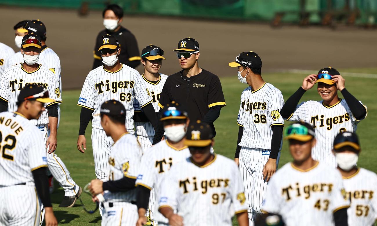 秋季キャンプに合流した佐藤輝（上段右から3人目）と中野（同4人目）は笑顔を見せる（撮影・上田博志）