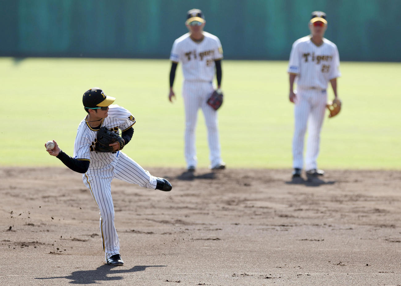 二塁でシートノックを受ける阪神中野。後方は北條（左）と渡辺諒（撮影・前田充）