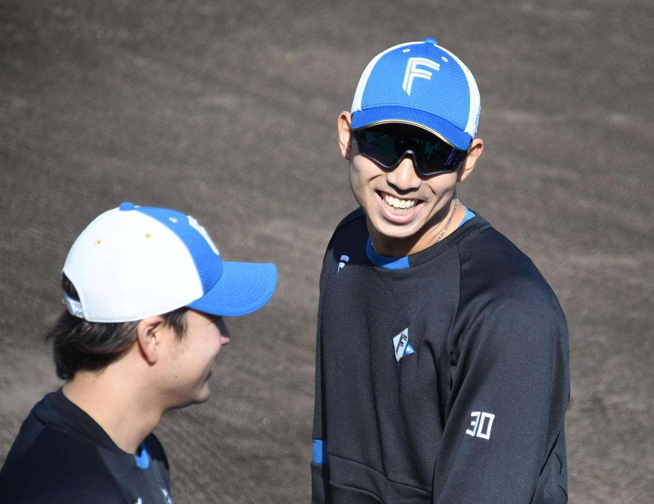 チームメートと談笑する宇佐見（右）（撮影・石井翔太）