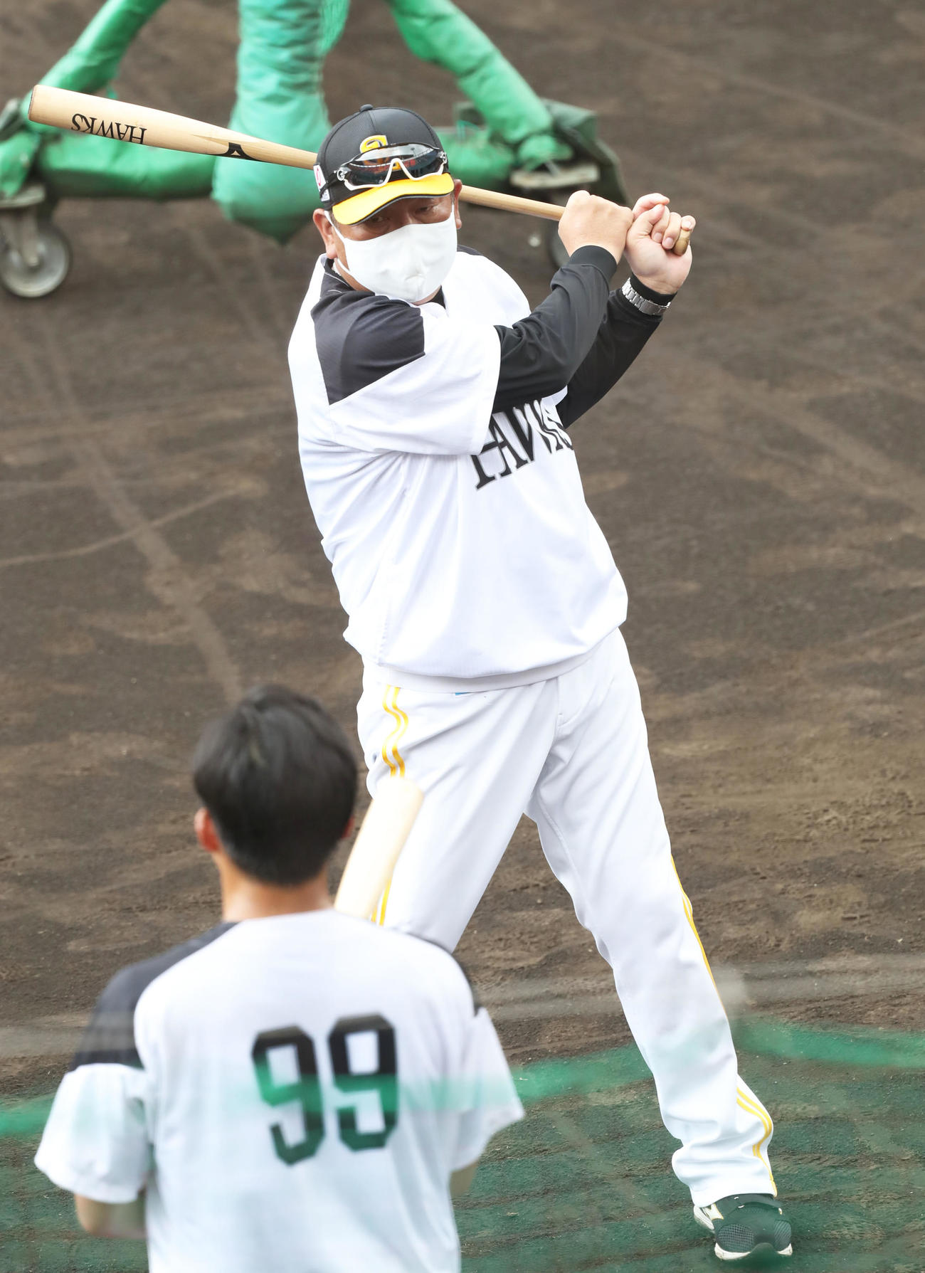 野村勇（手前）に打撃を指導する藤本監督（撮影・屋方直哉）