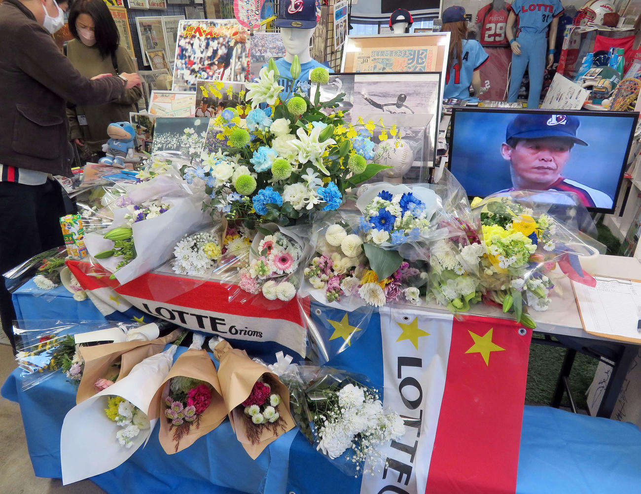 川崎球場跡地にある富士通スタジアム川崎の管理事務所に設置された村田兆治さんの献花台（撮影・鎌田直秀）