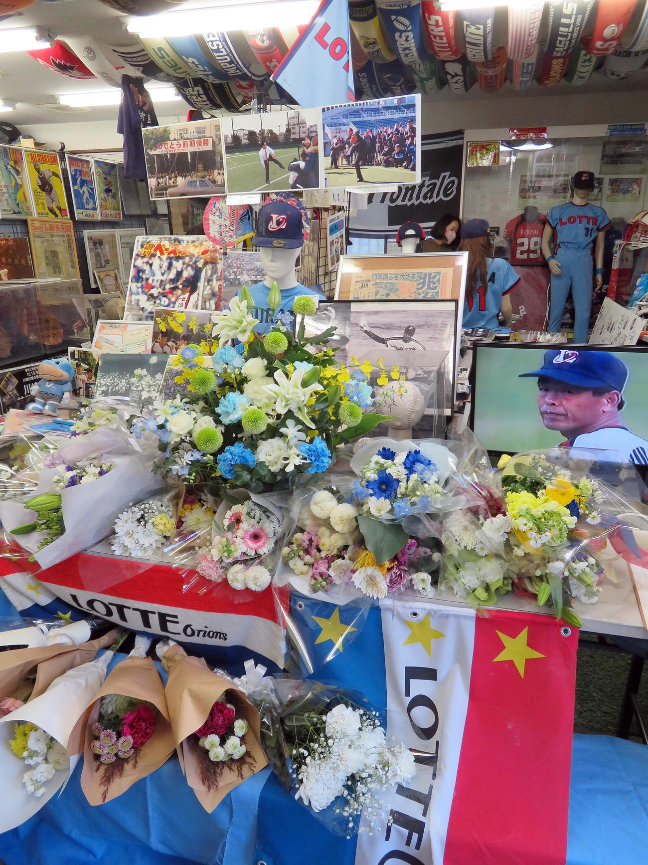川崎球場跡地にある富士通スタジアム川崎の管理事務所に設置された村田兆治さんの献花台（撮影・鎌田直秀）
