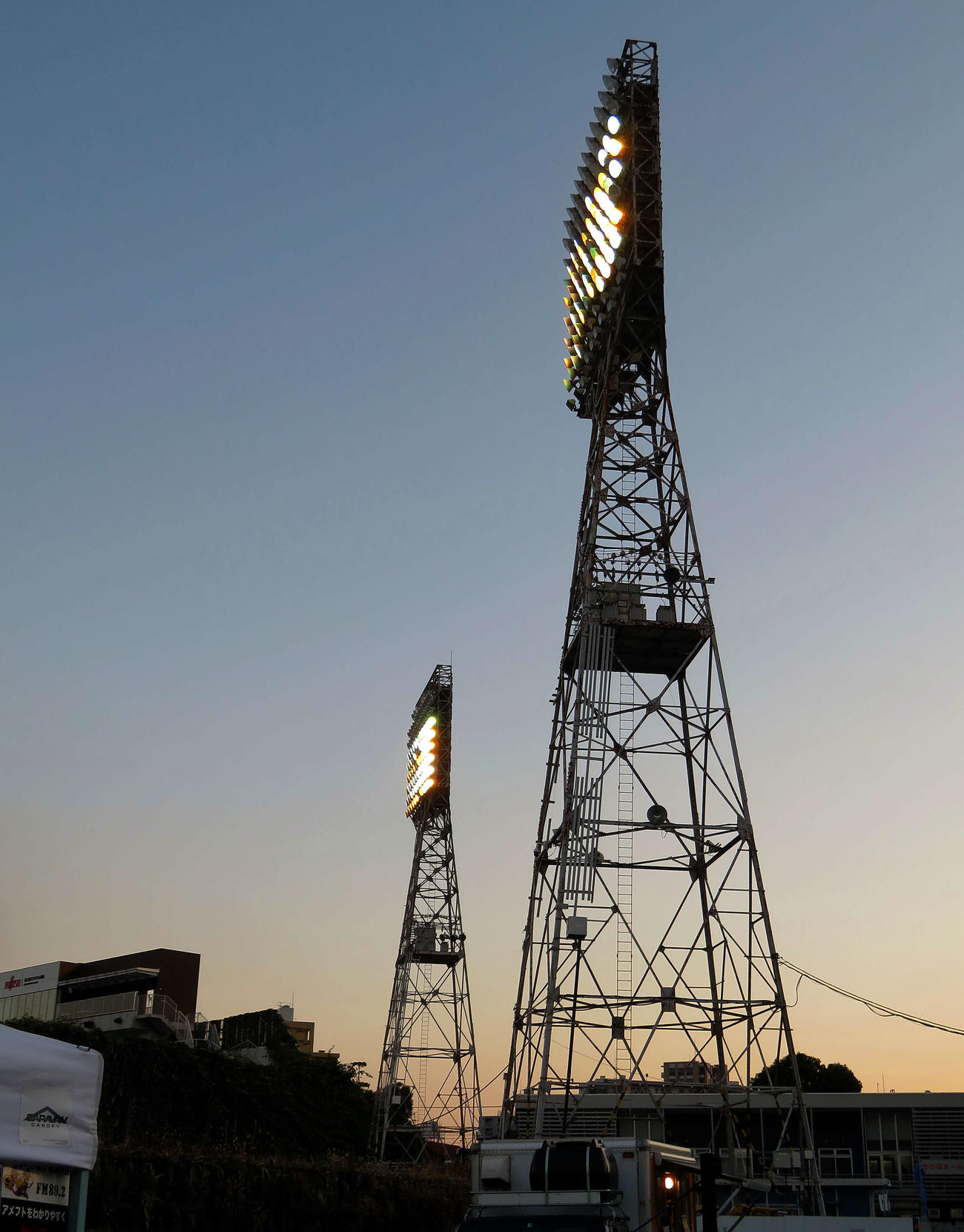 富士通スタジアム川崎で川崎球場当時から使用され続けている照明灯2基（撮影・鎌田直秀）