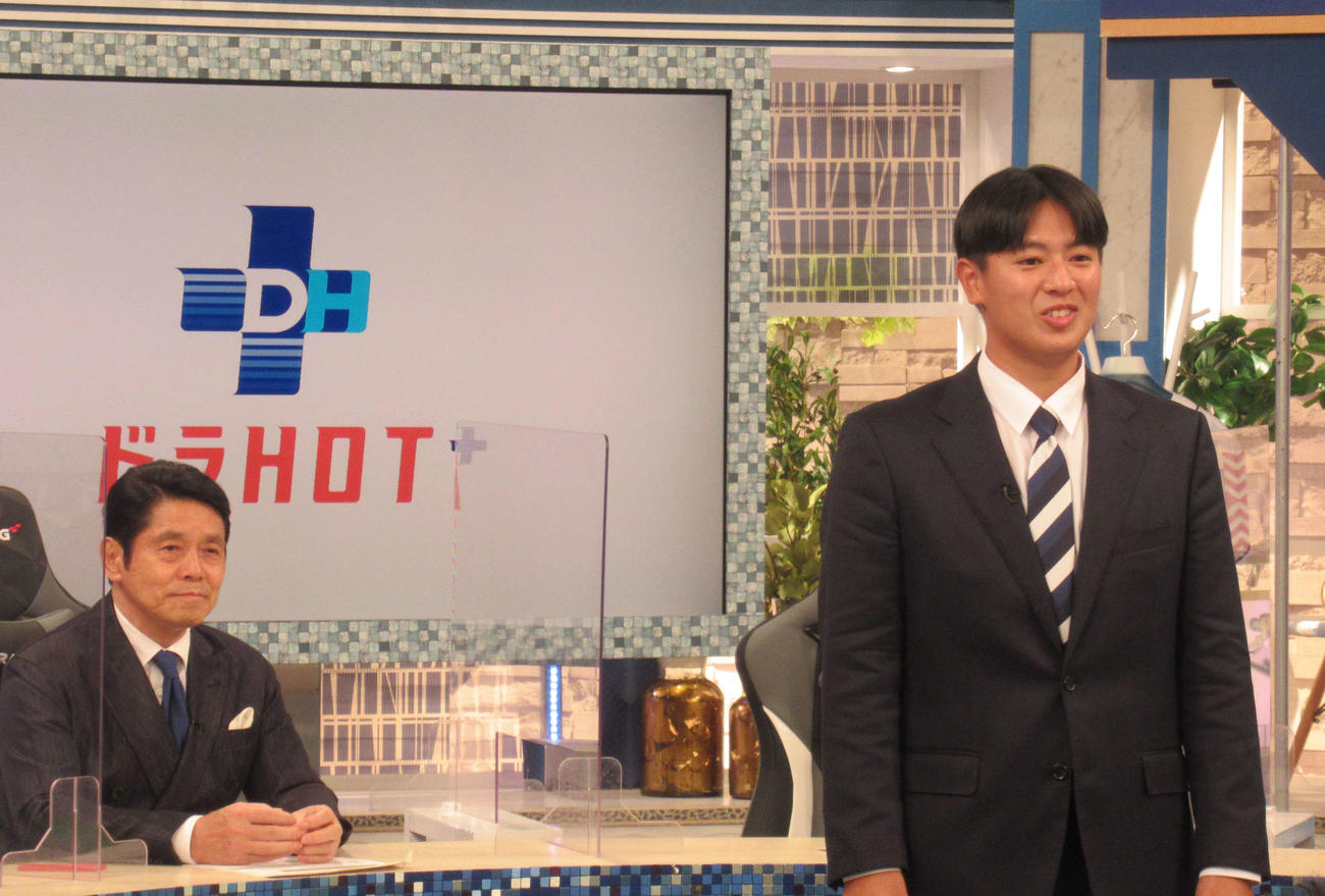 名古屋の東海テレビで初スタジオ生出演する中日ドラフト1位の仲地（右）
