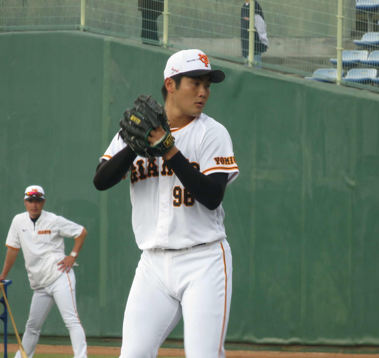 秋季キャンプで汗を流した巨人菊地（撮影・小早川宗一郎）