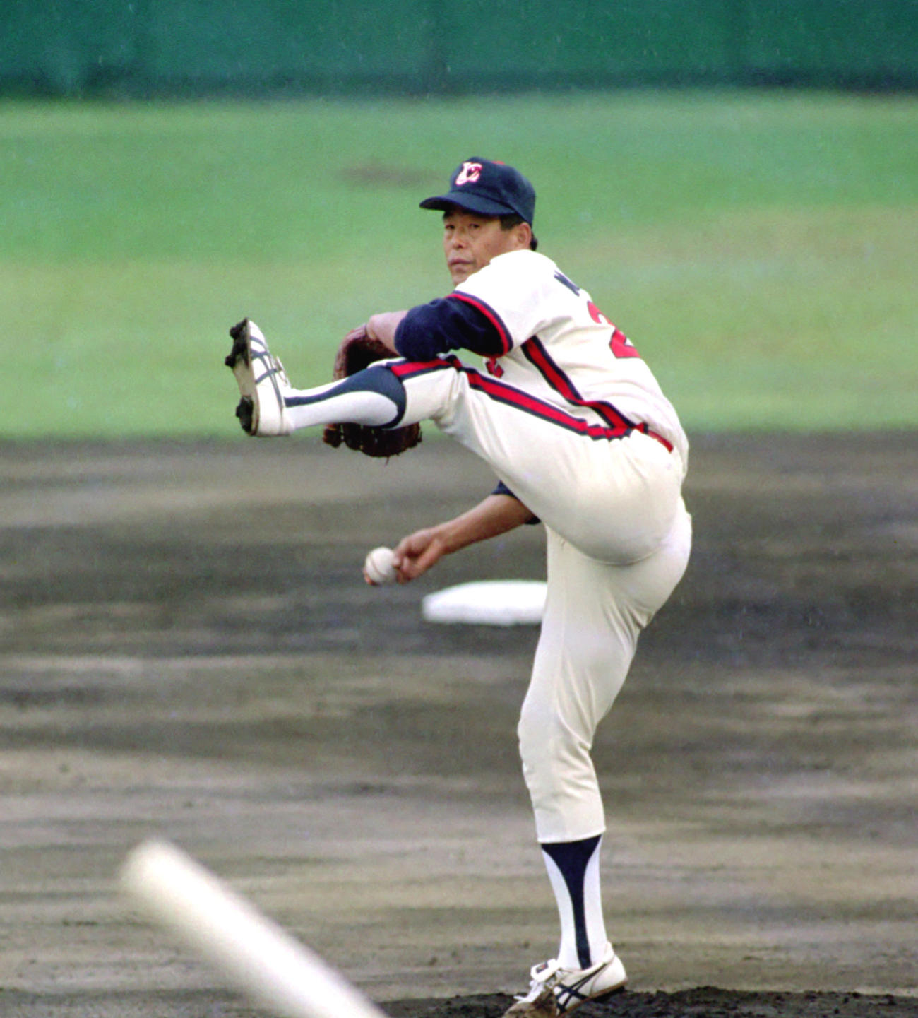 90年10月、引退試合で豪快なマサカリ投法を披露する村田兆治さん