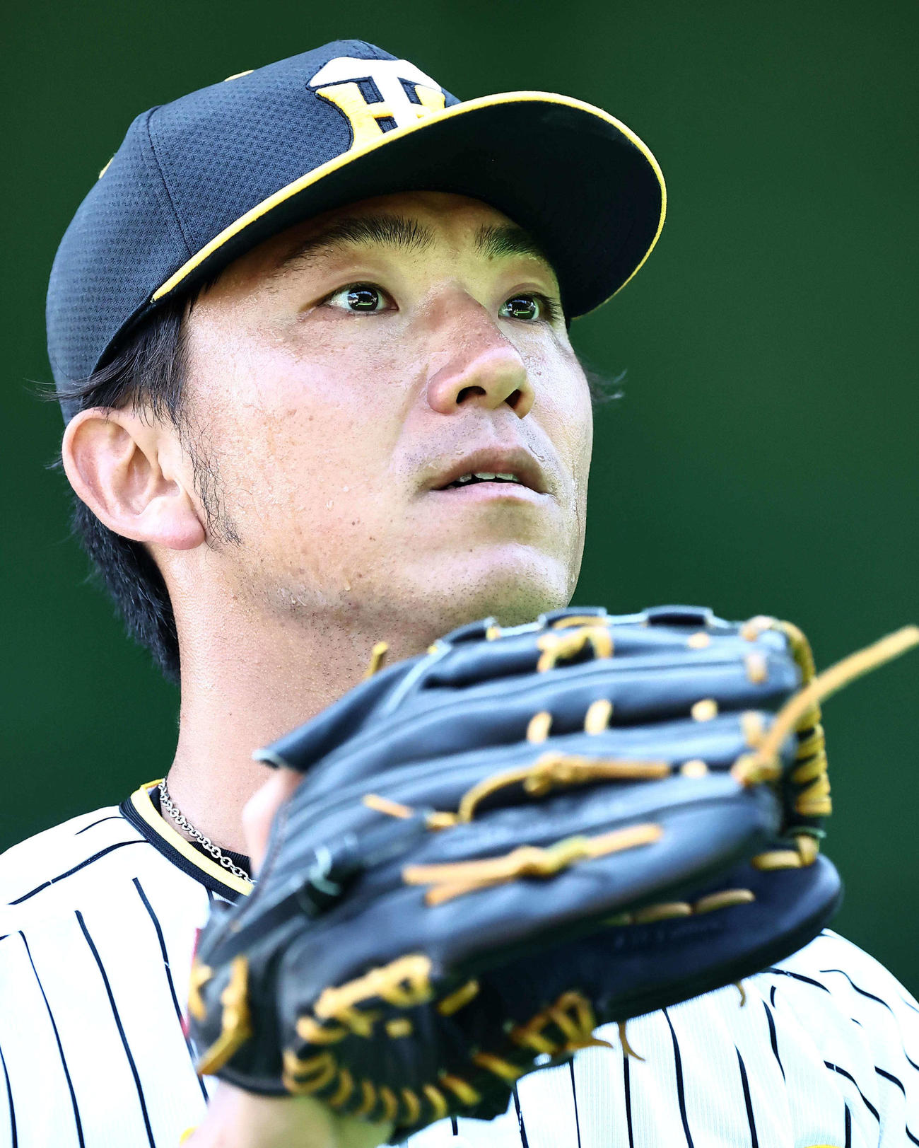 ブルペンで投球練習をする伊藤将（撮影・上田博志）