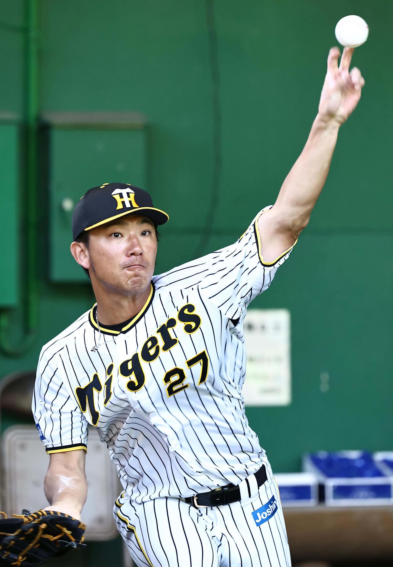 ブルペンで投球練習をする伊藤将（撮影・上田博志）