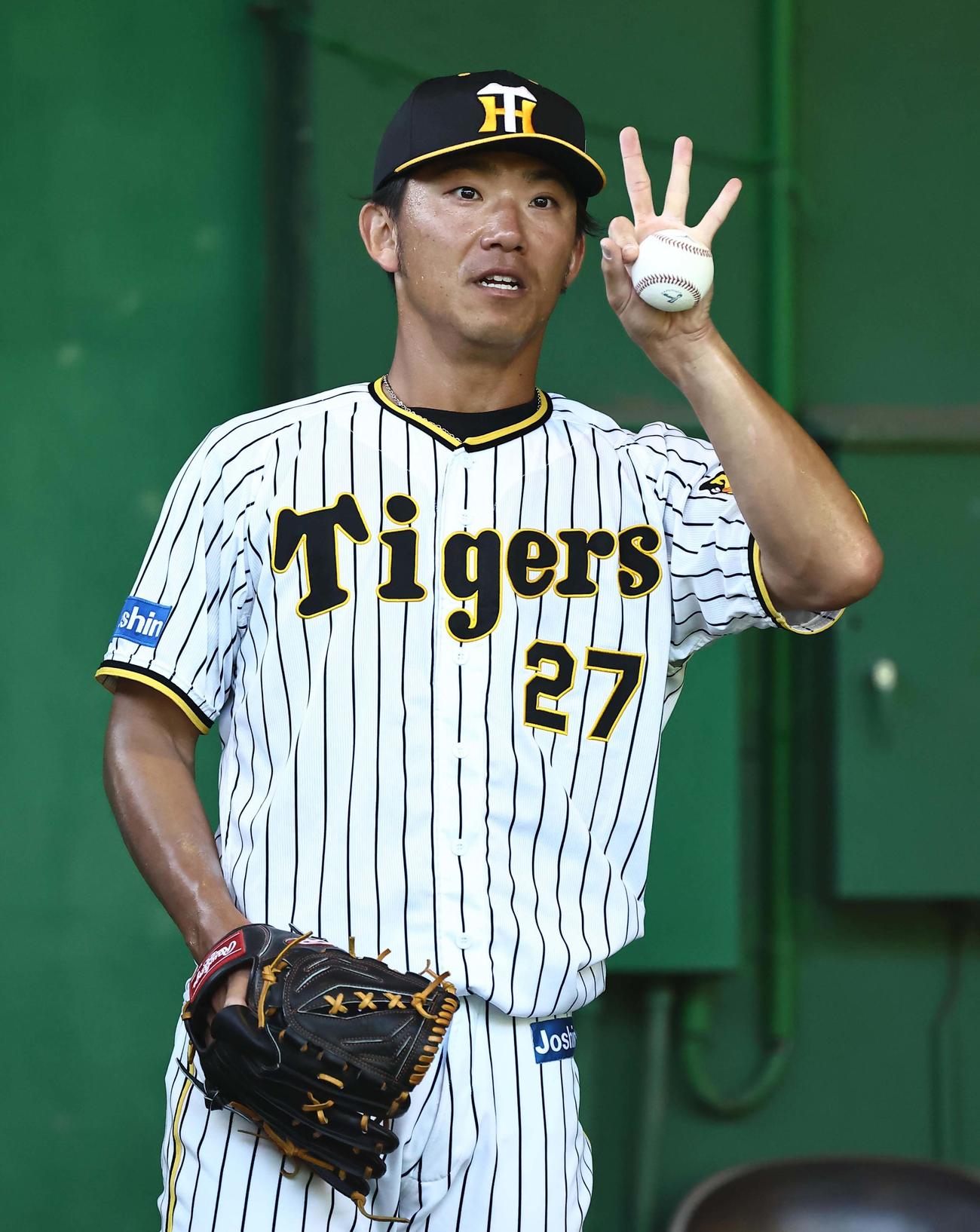 ブルペンで投球練習をする伊藤将（撮影・上田博志）