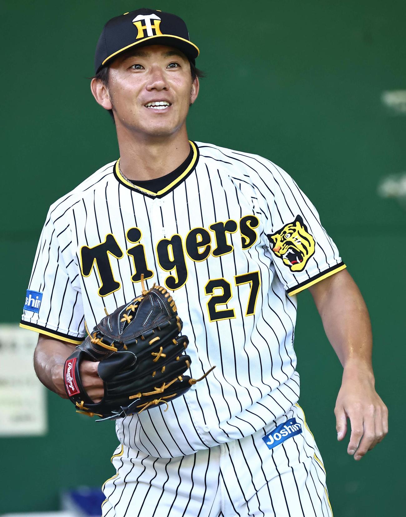 ブルペンで笑顔を見せる伊藤将（撮影・上田博志）