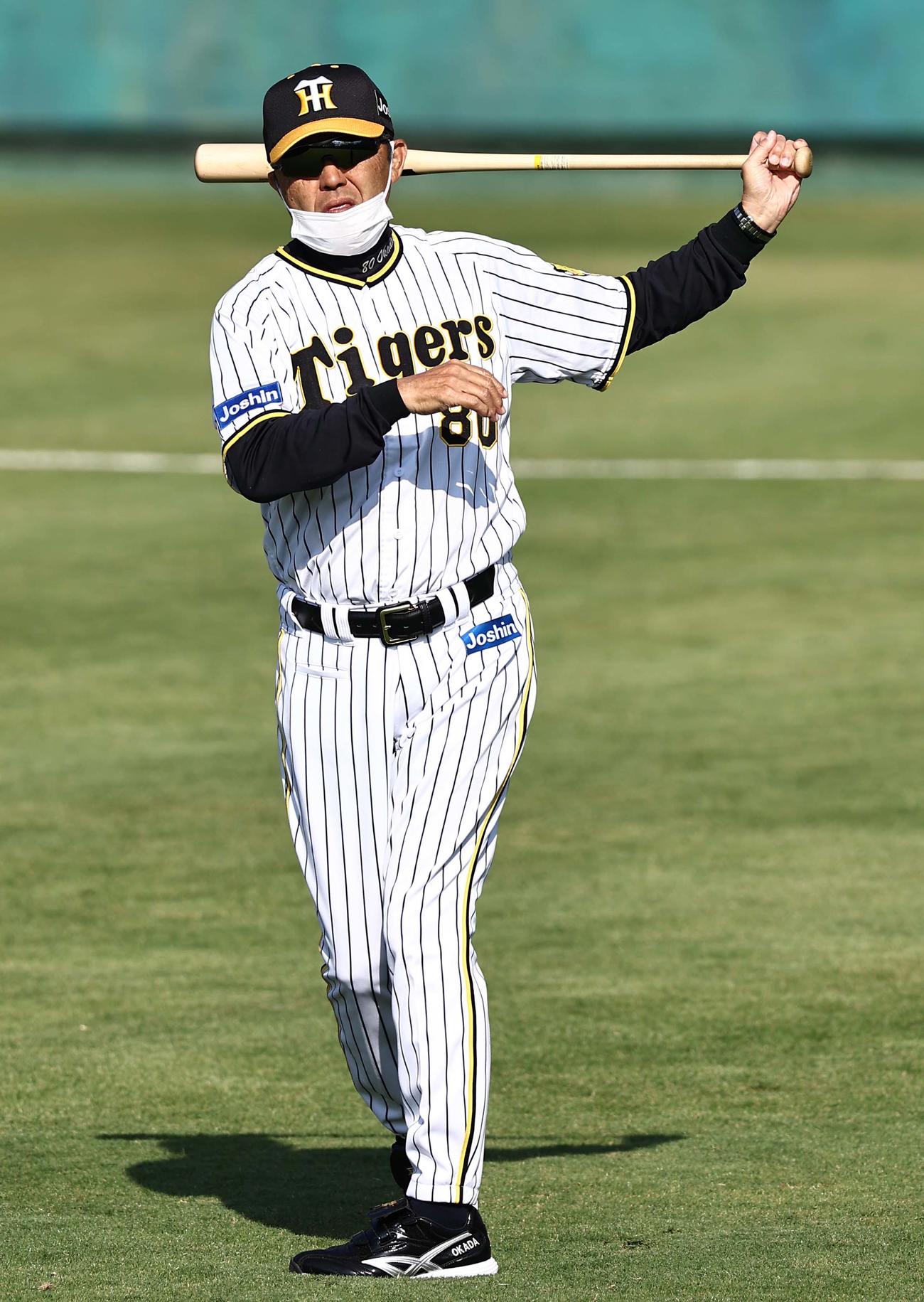 外野で素振りをする岡田監督（撮影・上田博志）