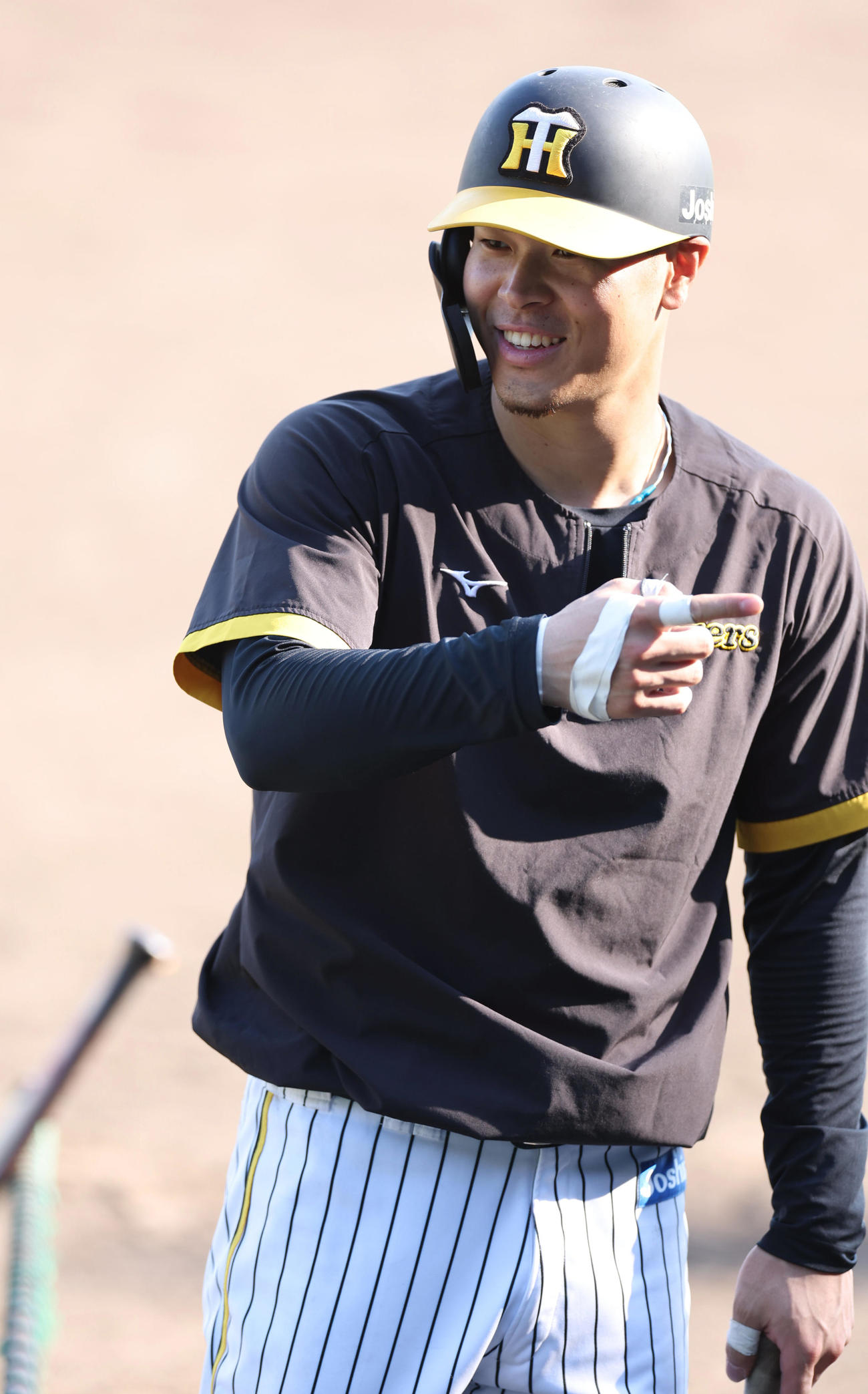 練習中、笑顔を見せる阪神佐藤輝（撮影・前田充）