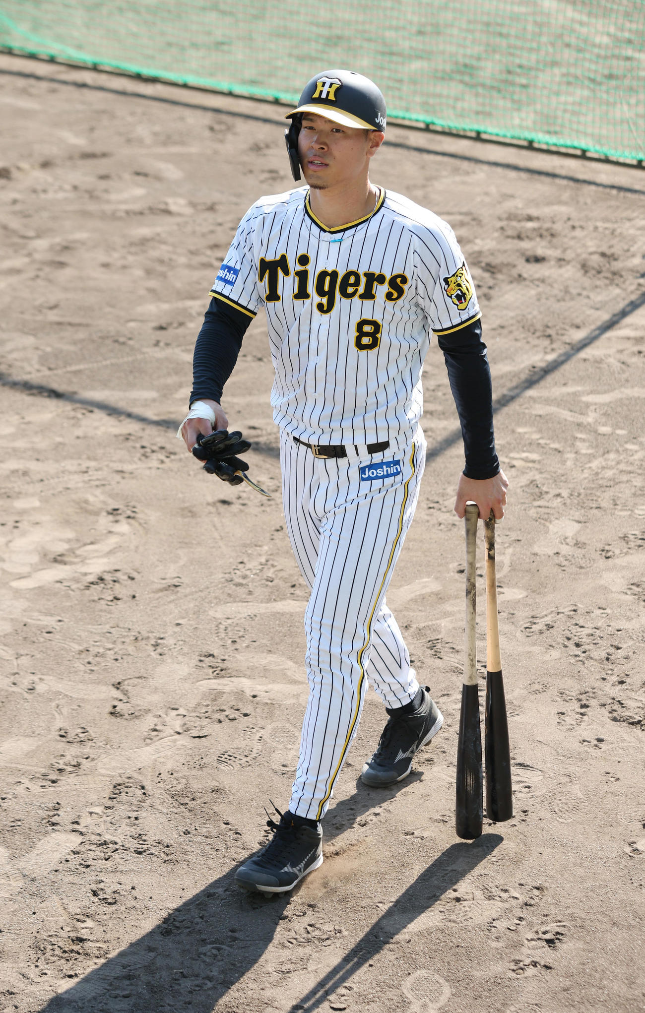 ランチ特打を終え引き揚げる阪神佐藤輝（撮影・前田充）