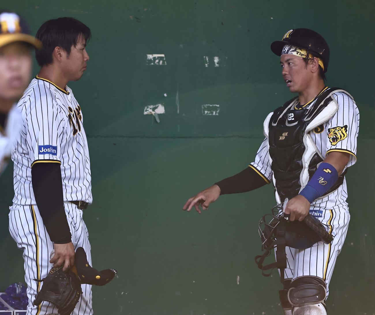 投球練習を終えた馬場（左）に声をかける梅野（撮影・上田博志）