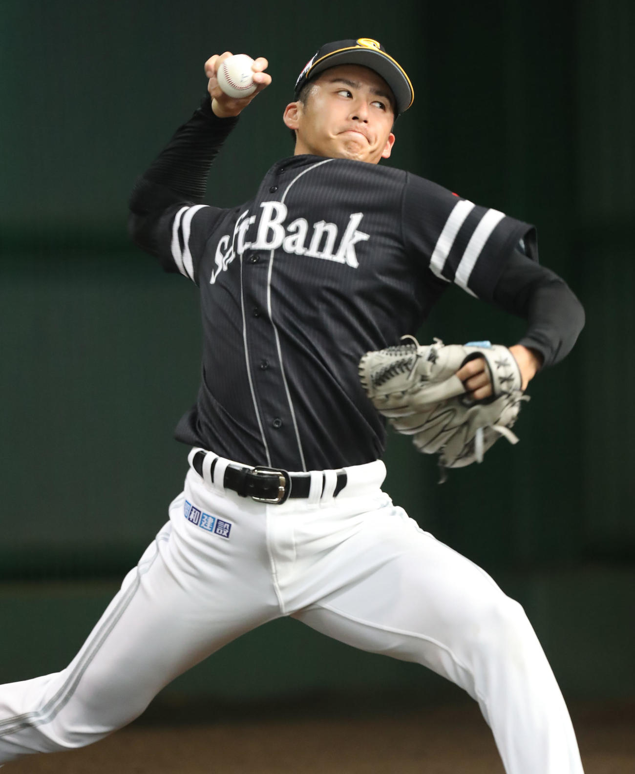 ブルペンで投球練習を行う板東（撮影・屋方直哉）