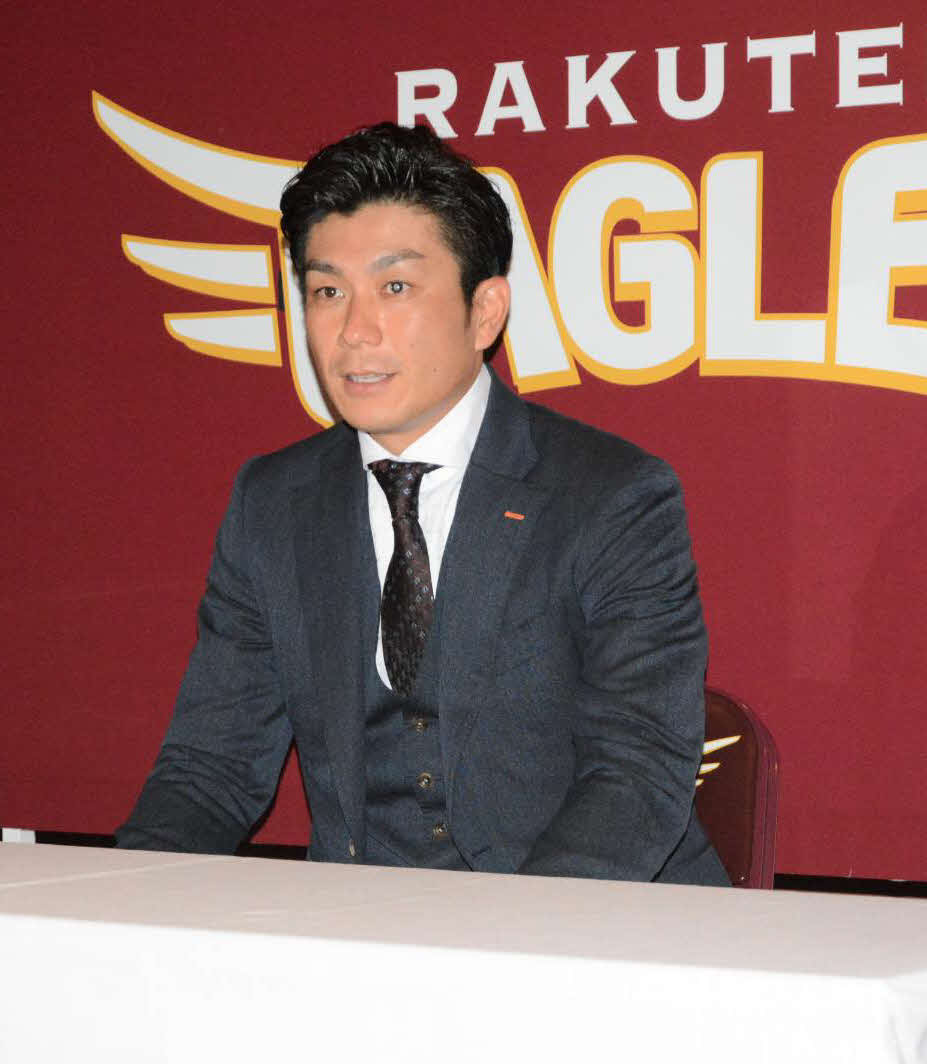 契約更改交渉を終え、取材に答える楽天岡島