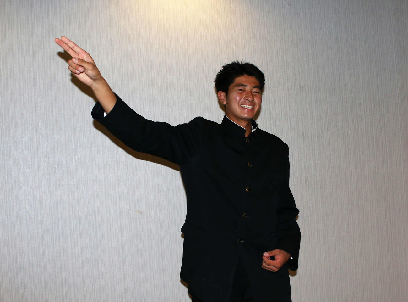18歳の誕生日に日本ハムと仮契約を結んだドラフト4位の常葉大菊川・安西叶翔投手（撮影・木下大輔）
