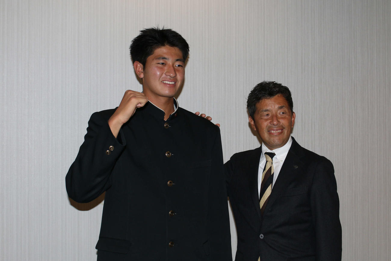 18歳の誕生日に日本ハムと仮契約を結んだドラフト4位の常葉大菊川・安西叶翔投手（右は熊崎誠也スカウト）（撮影・木下大輔）