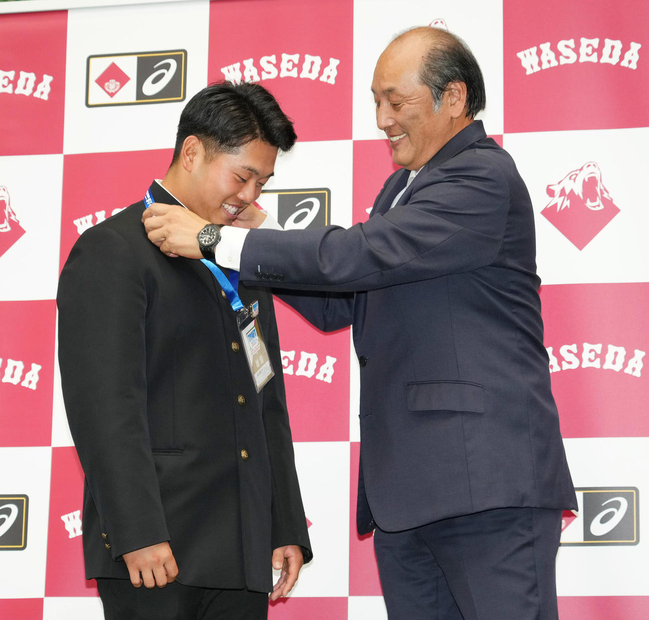 指名あいさつを受け、西武渡辺GM（右）からドラフト会議で使用したパスをプレゼントされる早大・蛭間（撮影・菅敏）