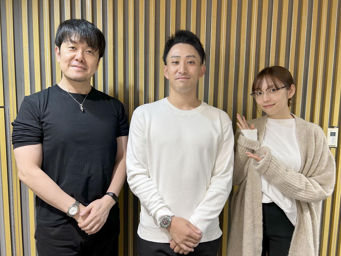 土田晃之（左）と新内眞衣（右）が進行役を務めるラジオ番組出演して記念撮影するロッテ小島（球団提供）