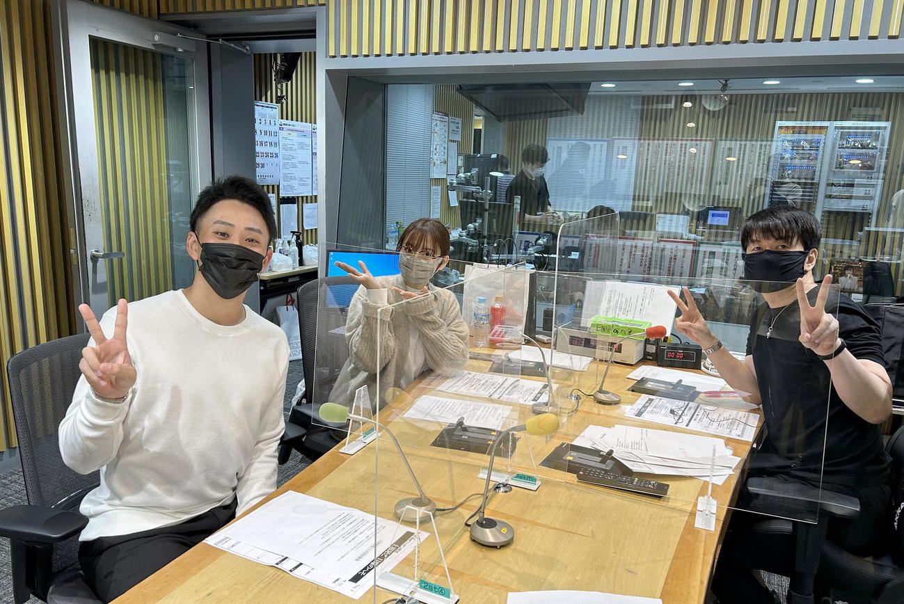 土田晃之（右）と新内眞衣（中央）が進行役を務めるラジオ番組出演するロッテ小島（球団提供）