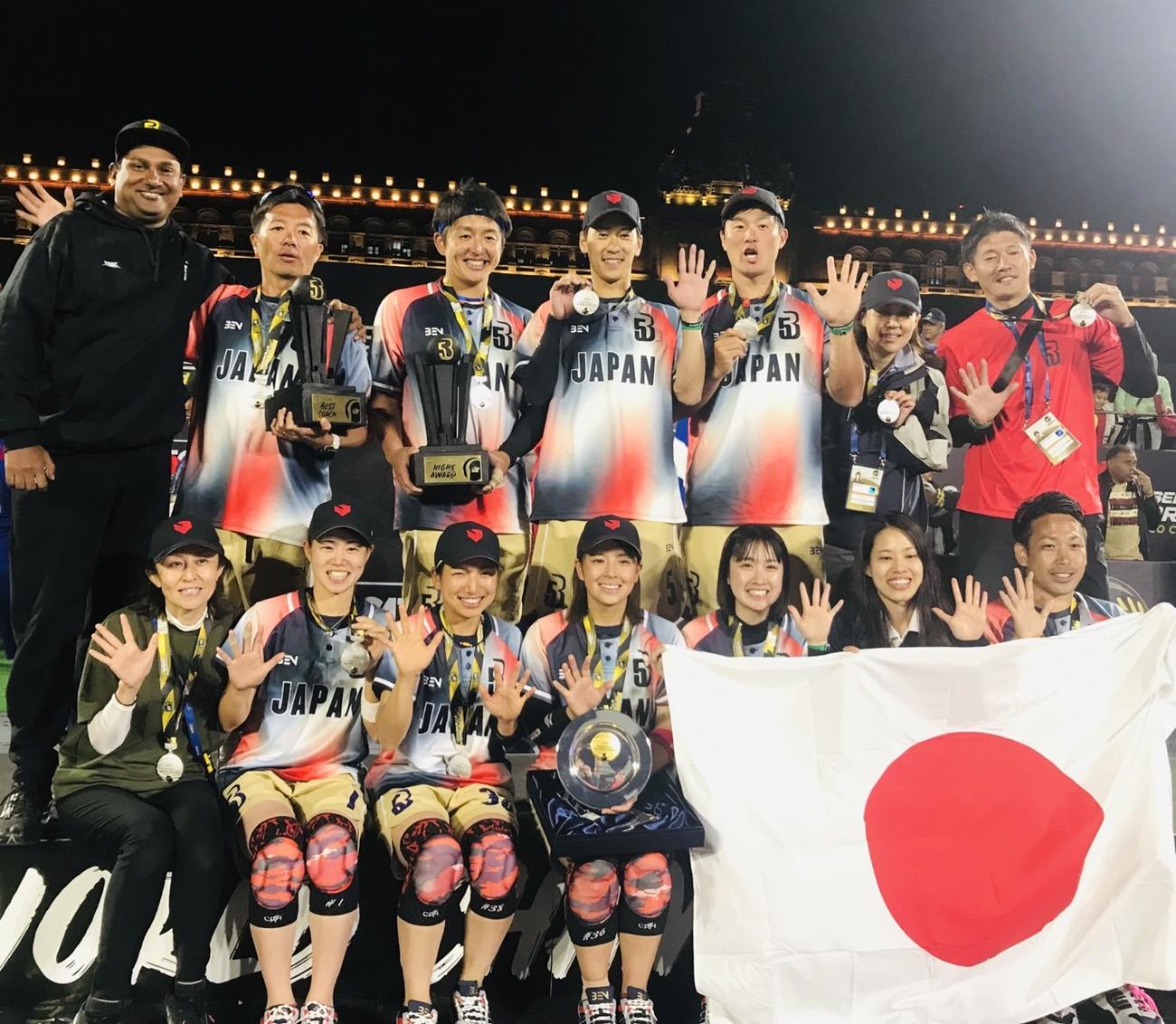 「WBSC Baseball5　ワールドカップ2022」で準優勝した日本代表（全日本野球協会提供）