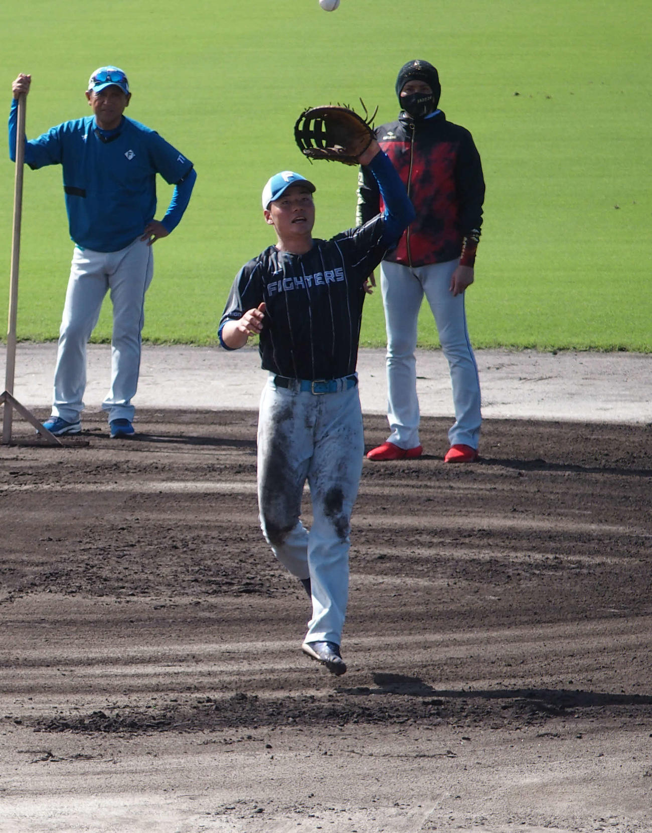 内野ノックを受ける日本ハム清宮（中央）を見守る新庄監督（右）（撮影・中島宙恵）
