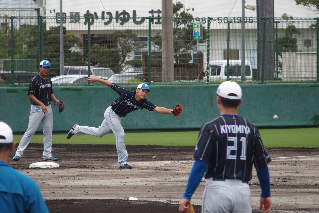 内野ノックで必死に打球を追う日本ハム野村（撮影・中島宙恵）