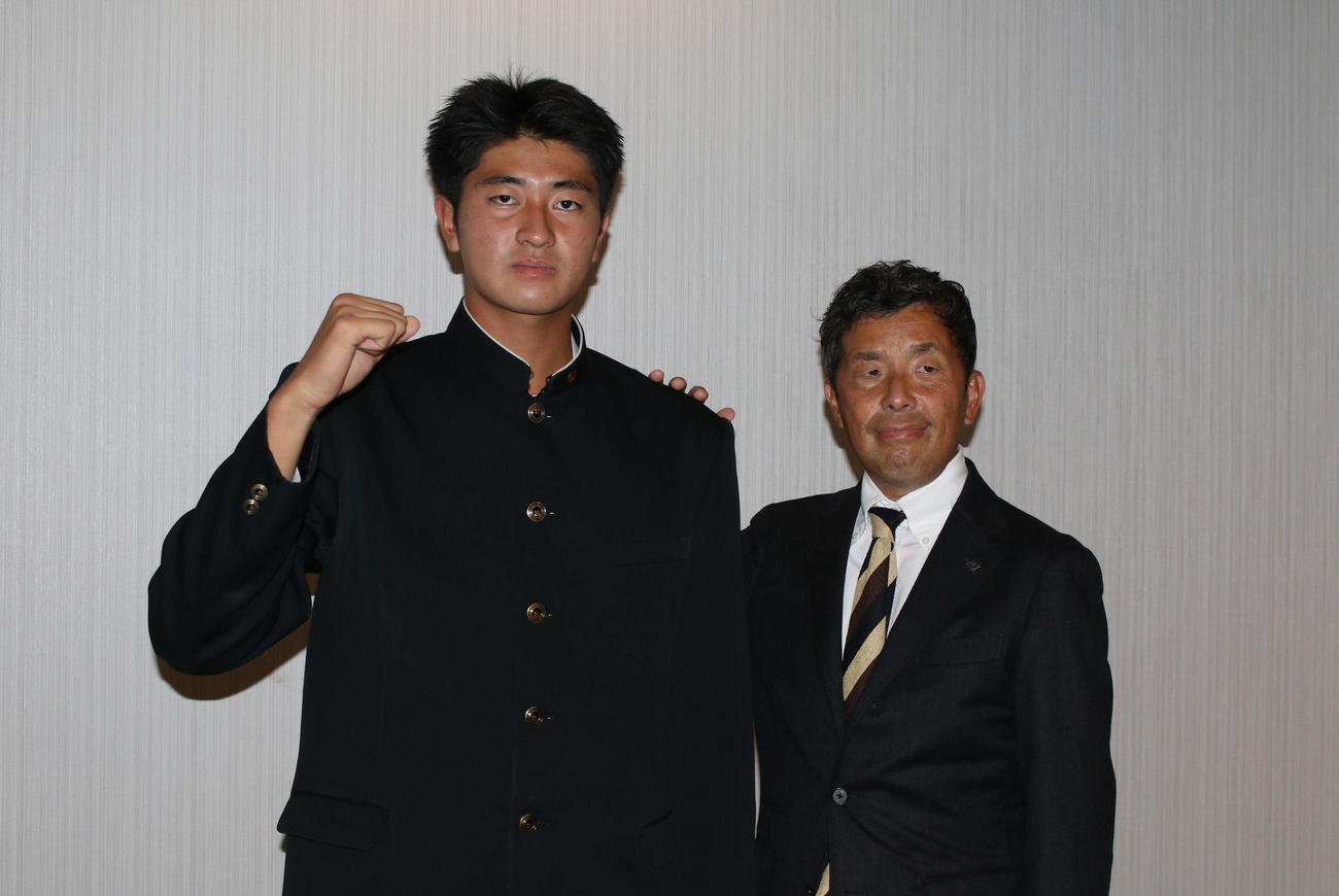18歳の誕生日に日本ハムと仮契約を結んだドラフト4位の常葉大菊川・安西叶翔投手（右は熊崎誠也スカウト）（撮影・木下大輔）